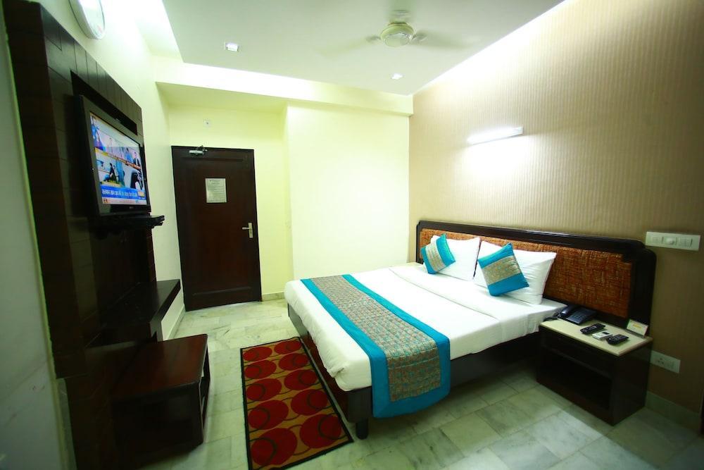 Hotel Sundeep Inn New Delhi Exterior photo